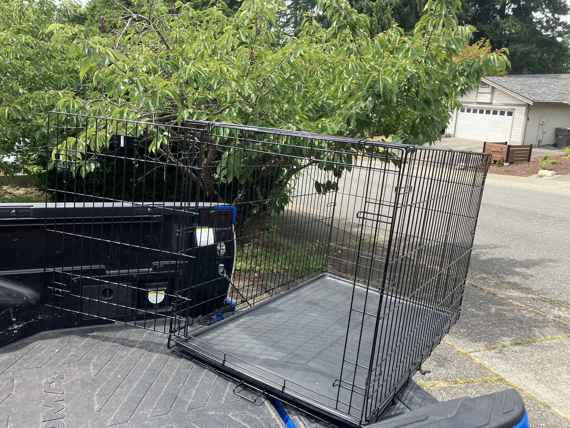 XXL Large Dog Kennel Crate Collapsible Like New 48”L by 30”W by 32” H