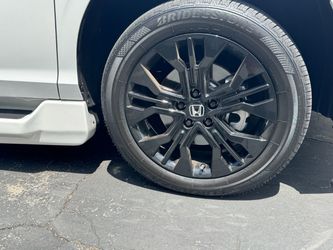 Black Honda Odyssey wheels and tires Black Honda Odyssey wheels and tires