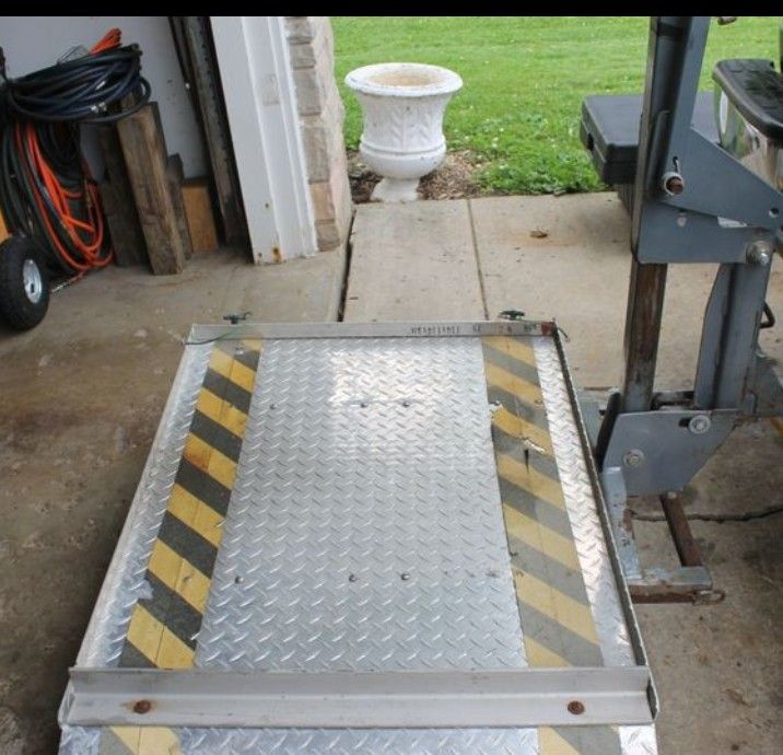 Hitch Mounted Lift Gate
