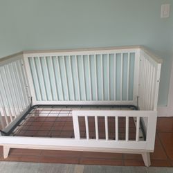 Crib / Toddler Bed