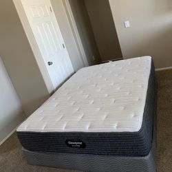 QUEEN BEAUTYREST MATTRESS AND FREE BOX SPRING