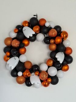 23.5” Ghost Ornament Halloween Wreath