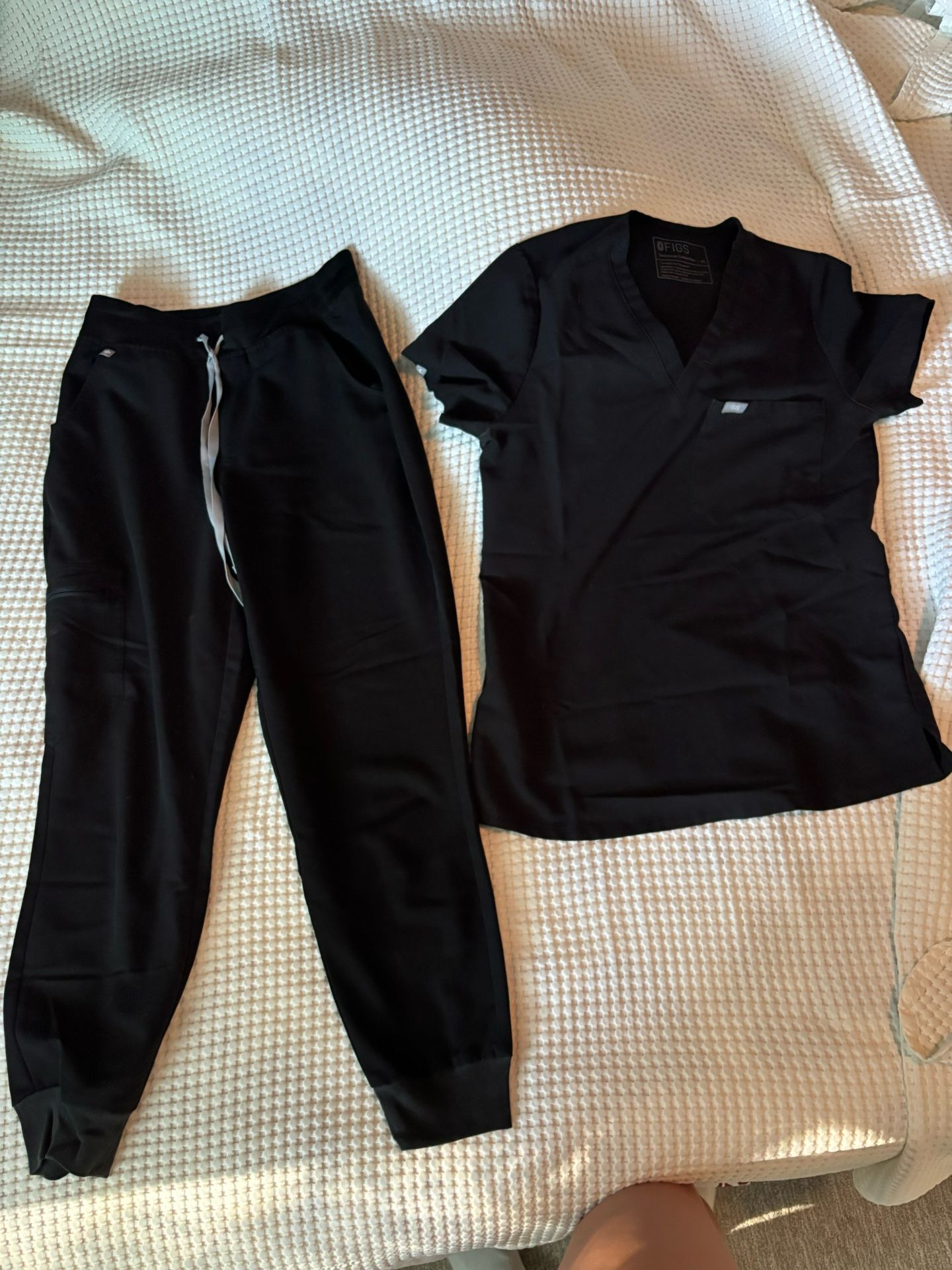 Women’s Figs Scrubs Jogger Small Bottom/Extra Small One pocket Top - Black