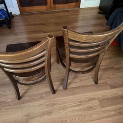 Solid wood chairs / Sillas de madera