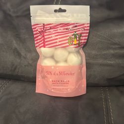 New Sealed I 🖤 Revolution Elf Snow Balls Bath Fizzers