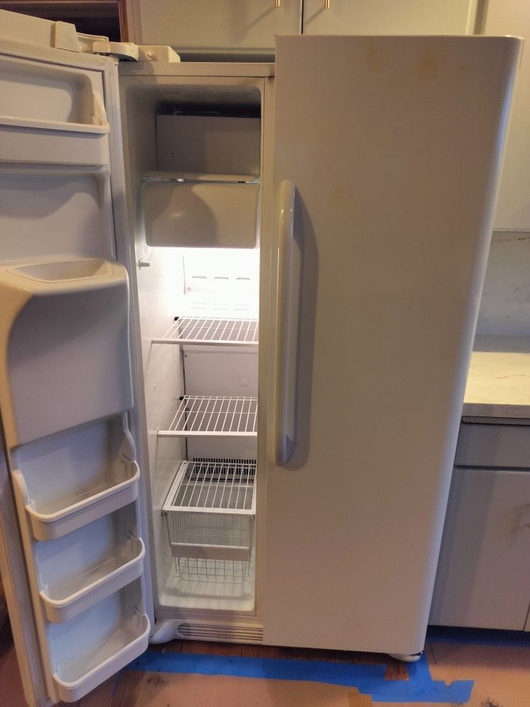 Frigidaire Refrigerator/Water Dispenser