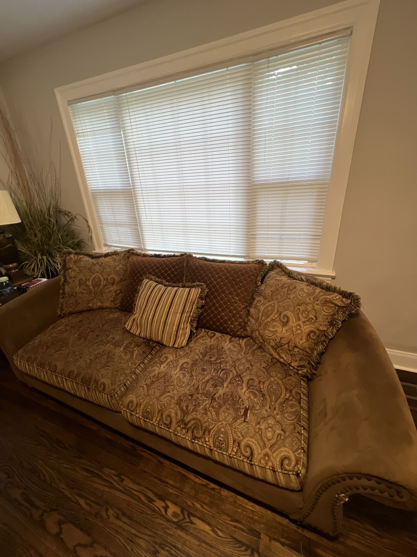 Elegant Cream/Brown Living Room Suit