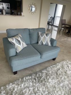 Blue love seat 💙