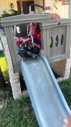 Small playground slide structure
