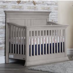 Baby Cache 4 in 1 Convertible Crib 6 Drawer Dresser for Sale in Glendale AZ OfferUp