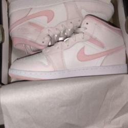 🔥 BRAND NEW Air Jordan 1 Mid GS – Size 5Y 🔥