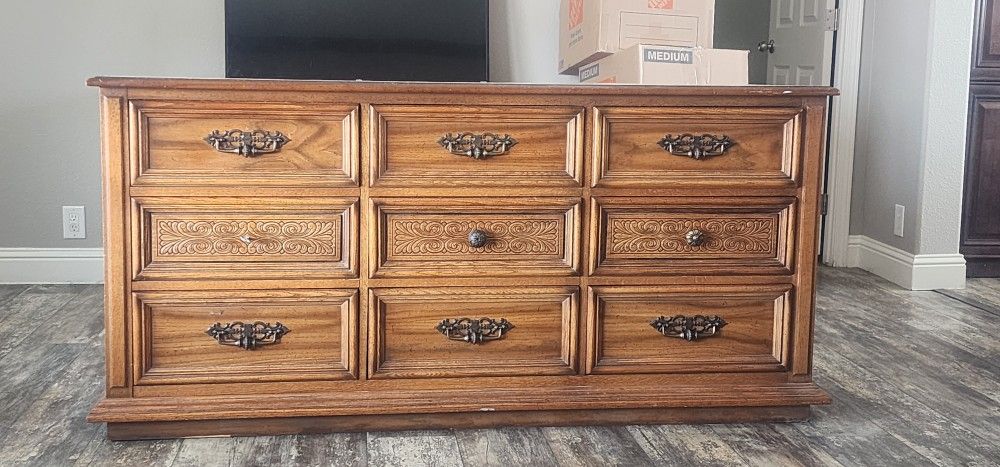 Selling My 9 Drawer Dresser In Good Conditions Asking $40 Comes With Back Mirror