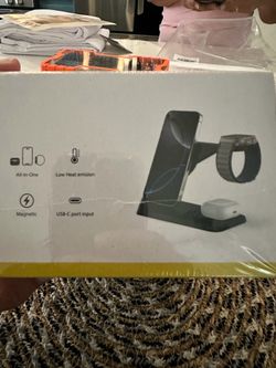 Magnetic 3 in 1 Charging Station