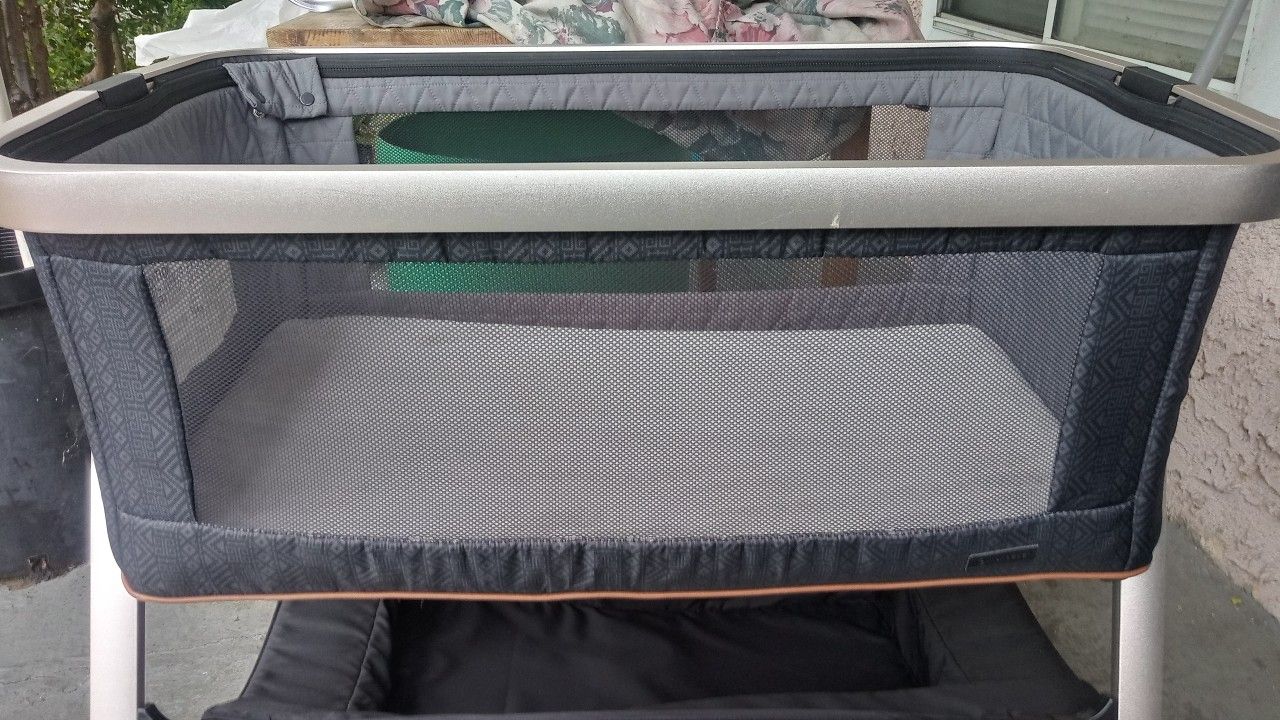 Monbebe Suite Slumber Height Adjustable Baby. Crib
