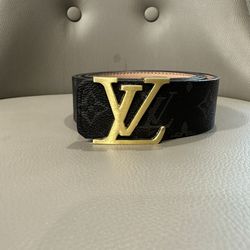 Gray and black Leather Louis Vuitton Belt. Size 44/110. This will fit a