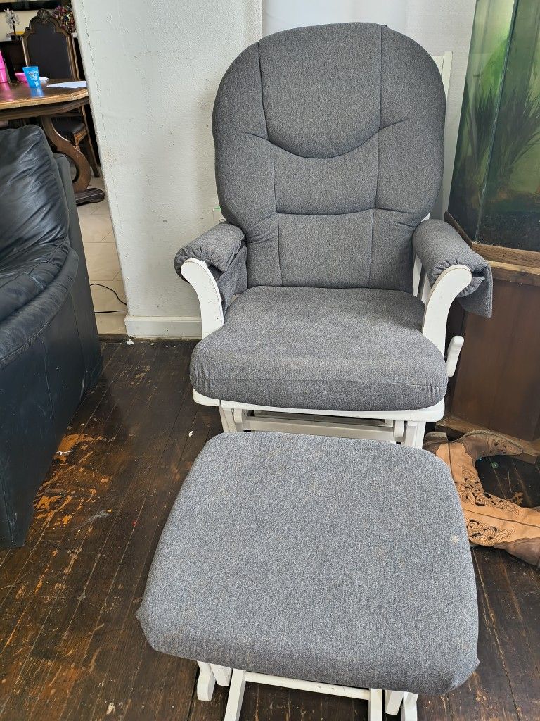 ROCKING CHAIR FOR SALE. Nice!!!