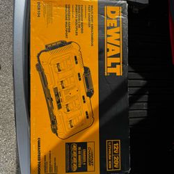 Dewalt battery charger DBC104 12v/ 20v/ 60V MAX* Multiport Simultaneous Fast Charger