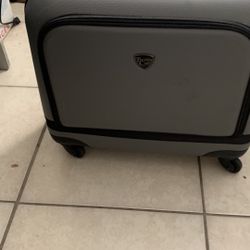 Luggage Cary On 18x16”.  32$