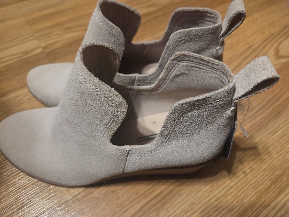 Brand New Womens Tom's Wedge Booties, Size 8.5
