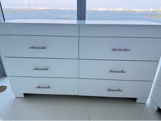 White six drawer dresser