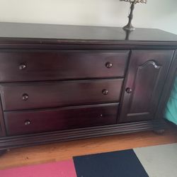 Munire Dresser