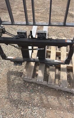 Cascade forklift side shifter attachment