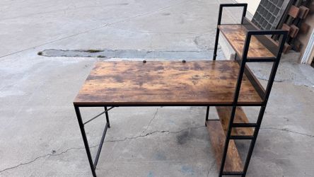 Beautiful desk great condition asking $30 firm