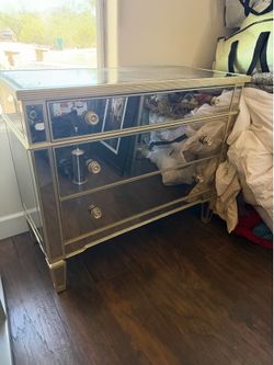 Mirrored dresser set