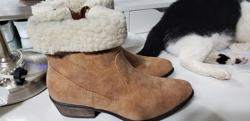 Cute boots size 8