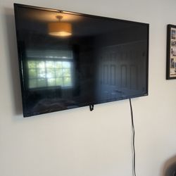 Vizio Flat-Screen TV – Great Condition – Wall Mount Included (Optional)