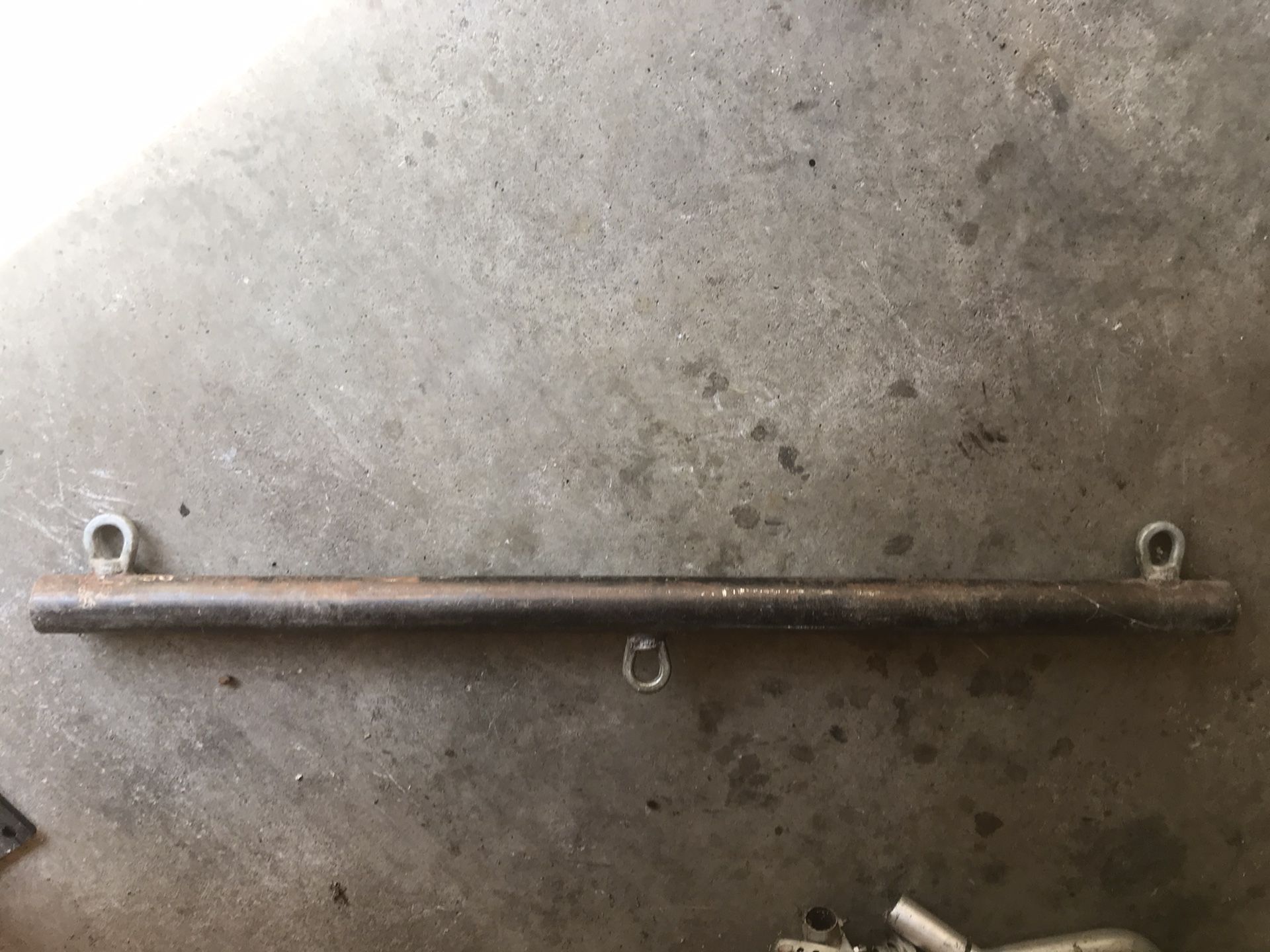 5’ width. Used to pull diesel engines or what ever you need