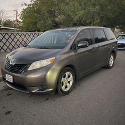 Toyota Sienna 2011