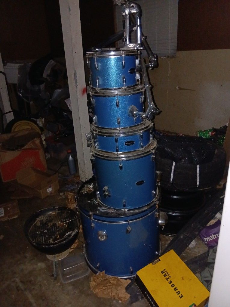 Drum Set. Center Stage