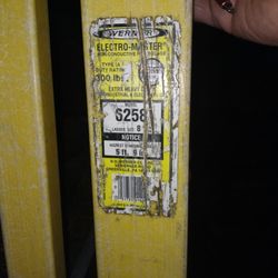 Werner 8' Fiberglass Non Conductive Ladder