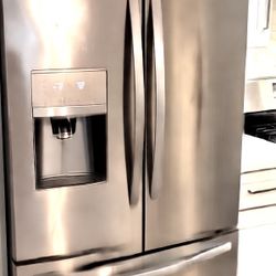 Samsung Stainless Steel French Door Refrigerator – Works Great – $300