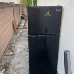 Fridge , Microwave 