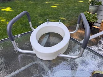 Raised toilet seat /with arms