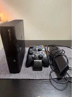 Xbox 360 Console with 2 controllers and Kinect