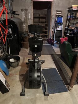 2021 Hydrow Pro Rowing Machine RW 500 Very Good 51-200 Rides - Gardner, MA