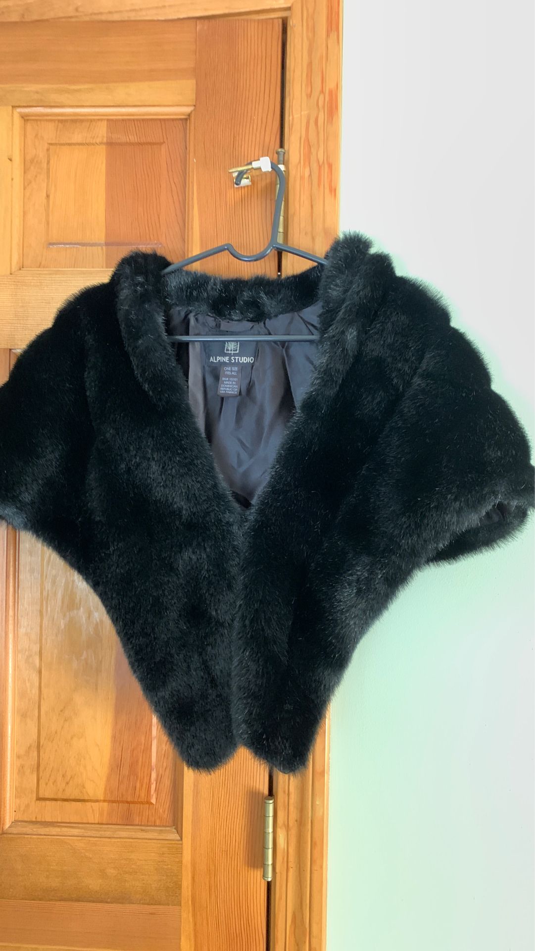 One size fur shoulder wrap
