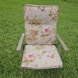 PADDED FOLDING BEACH CHAIR