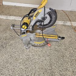 DeWalt Miter Saw 780)) Working Very Well Trabajando Muy Bien 