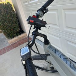 IZIP Electric Bike! Excellent Condition 