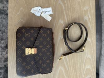 100% AUTHENTIC LV pochette Metis. Lighly Worn NO TRADES