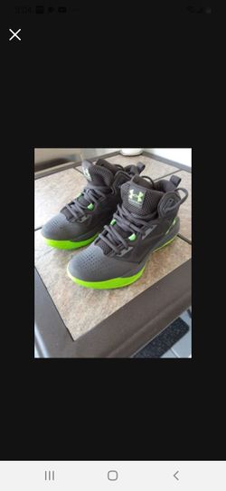 Size 8 underarmour sneaker brand new