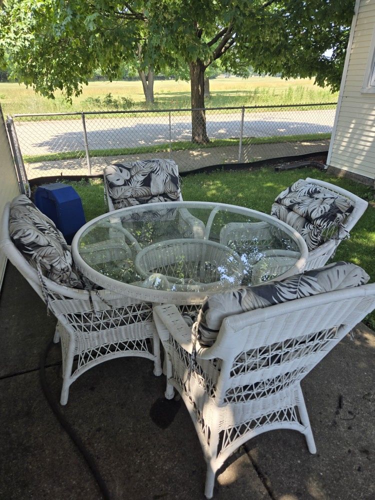 White Resin Wicker 5 Piece Patio Set