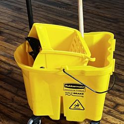 Rubbermaid Mop bucket and Mop Handle 