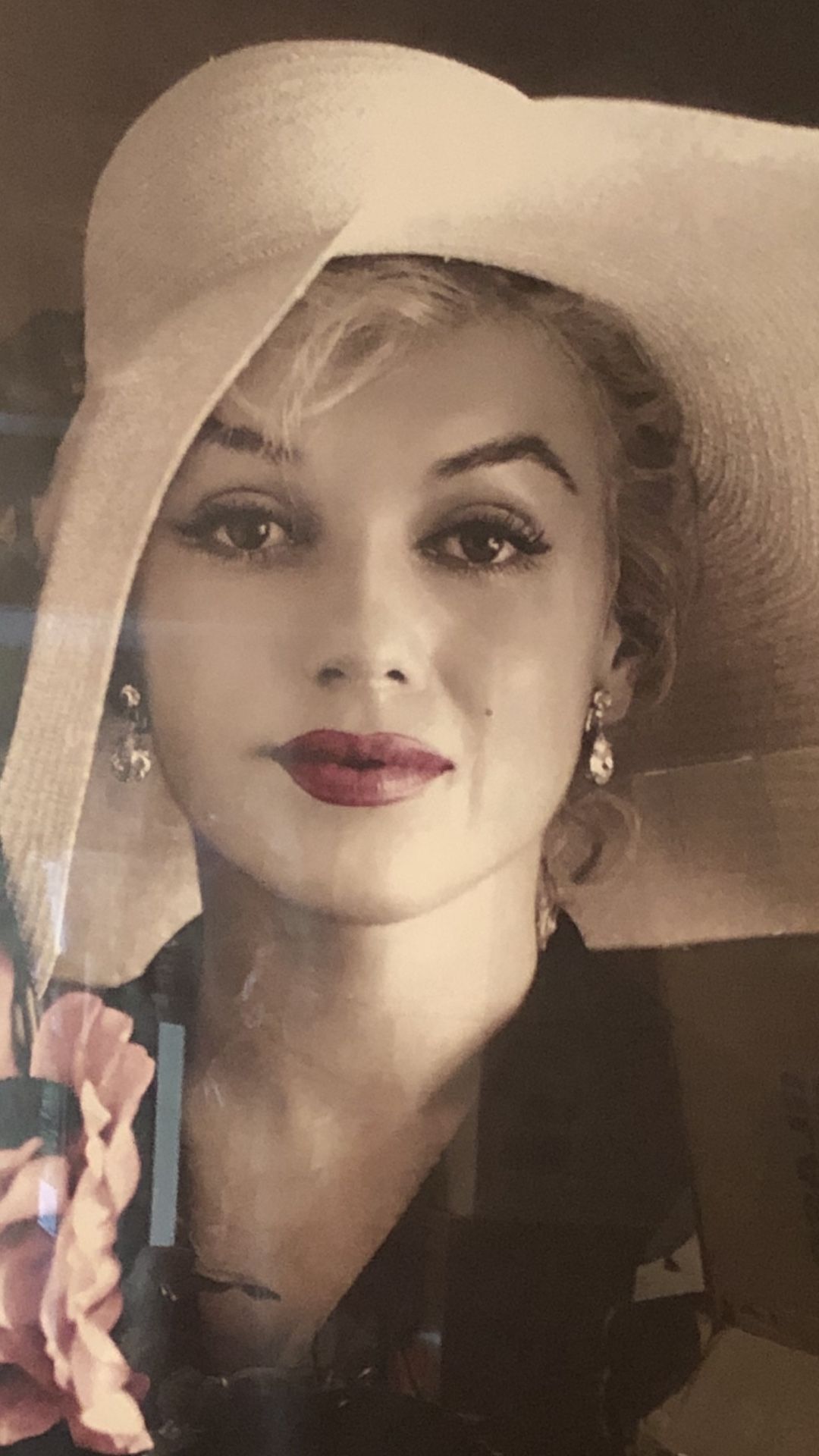 Marilyn Monroe picture in a black frame