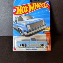 Hot Wheels Blue Hot Trucks '83 Chevy Silverado 