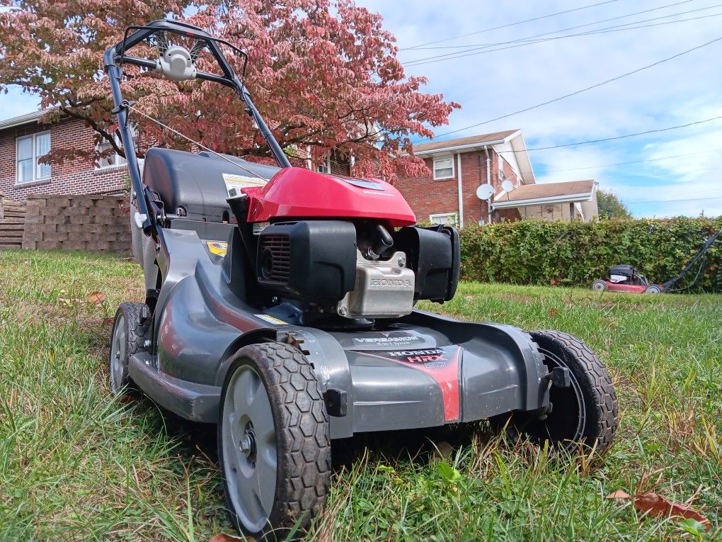 Honda HRX217 VKA 4-in-1 Versamow Lawn Mower w/ Select Drive
